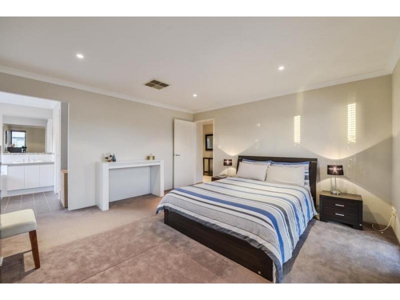 5 Brittain Rd, Wattle Grove WA 6107