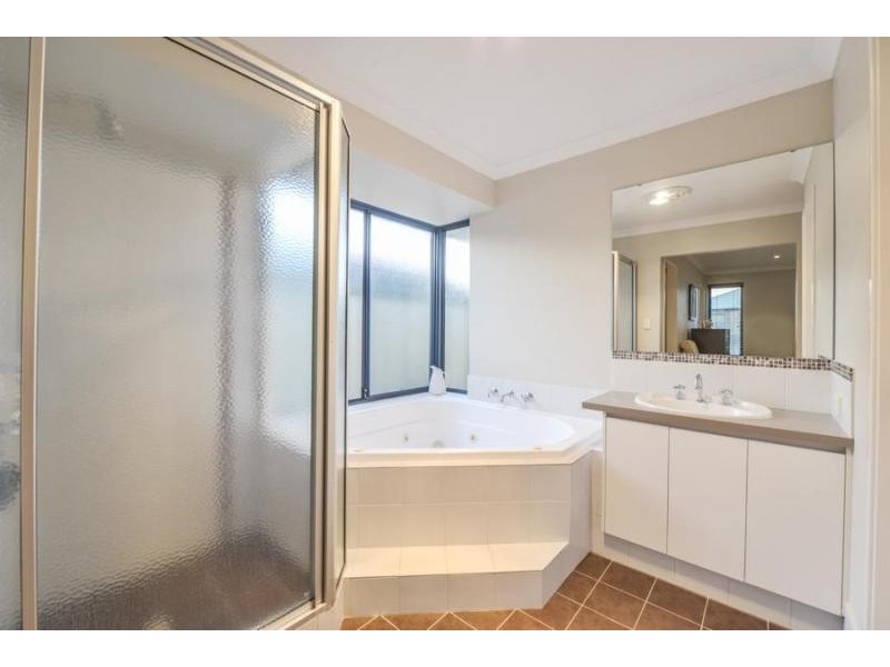 5 Brittain Rd, Wattle Grove WA 6107