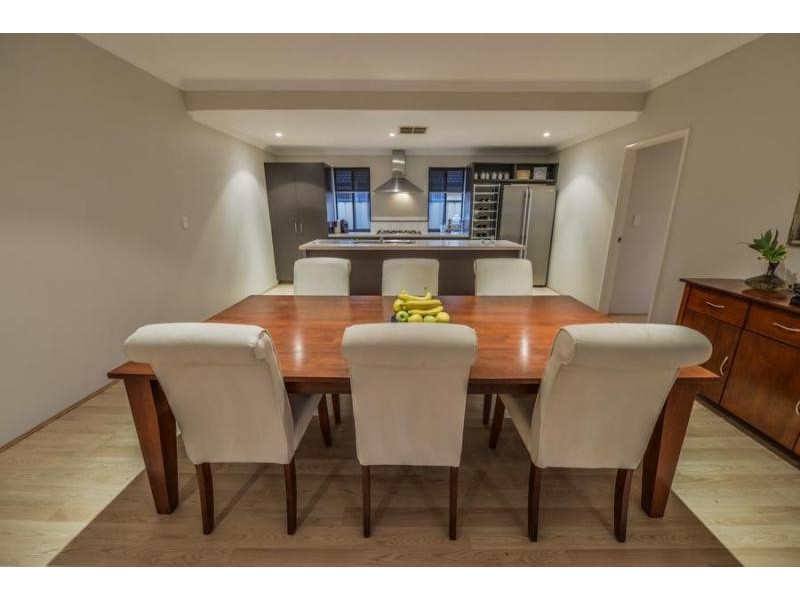 5 Brittain Rd, Wattle Grove WA 6107