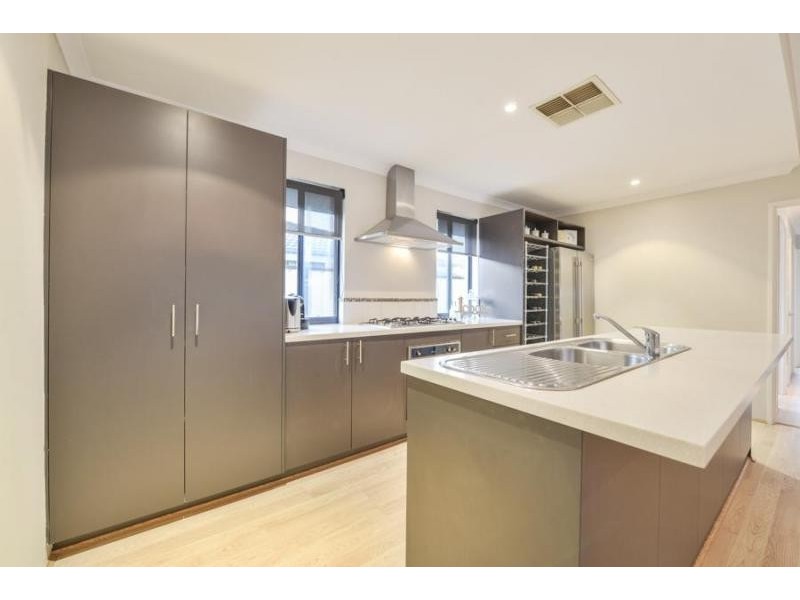 5 Brittain Rd, Wattle Grove WA 6107