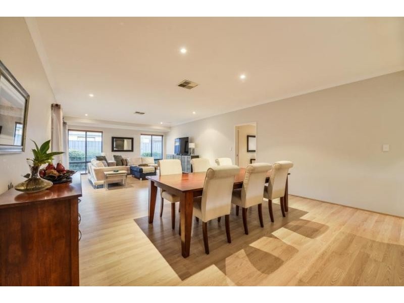 5 Brittain Rd, Wattle Grove WA 6107