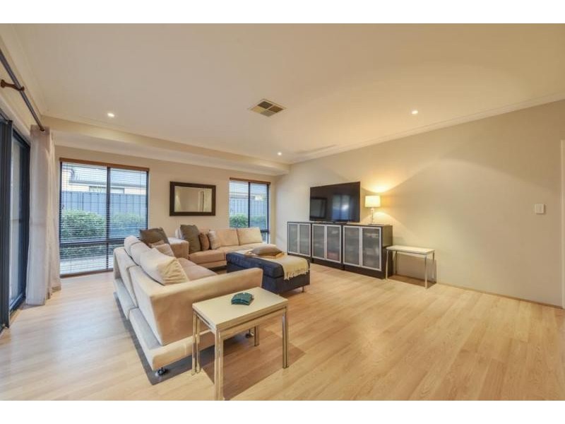 5 Brittain Rd, Wattle Grove WA 6107