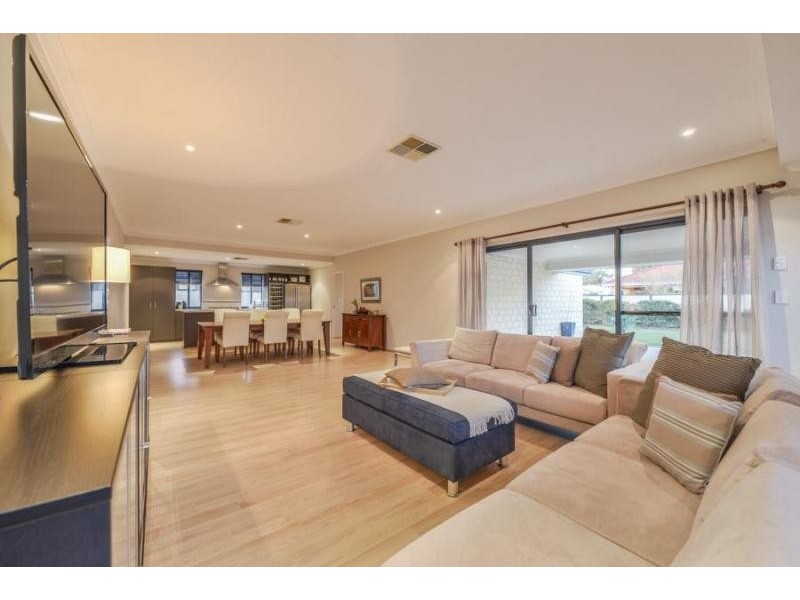 5 Brittain Rd, Wattle Grove WA 6107