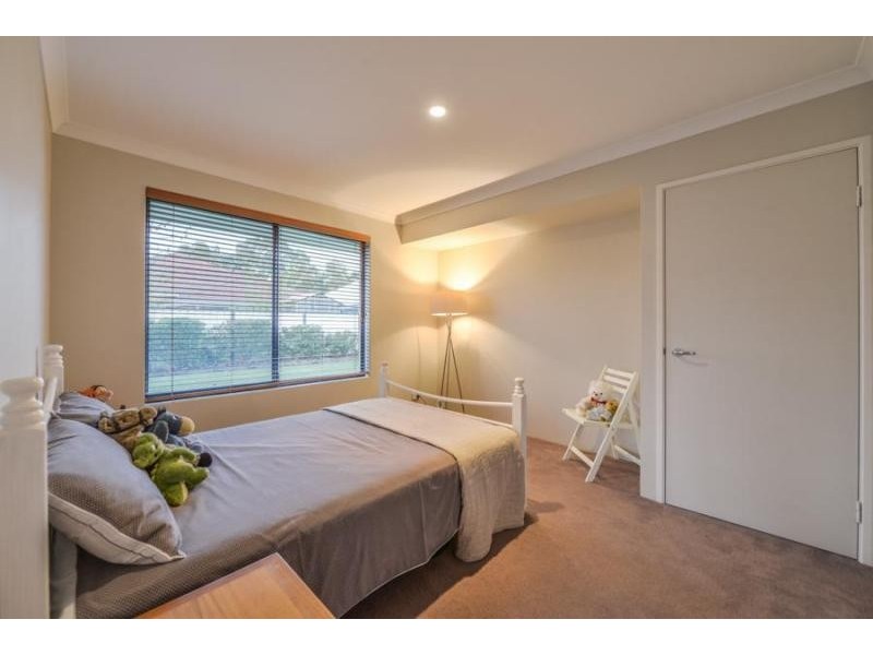 5 Brittain Rd, Wattle Grove WA 6107