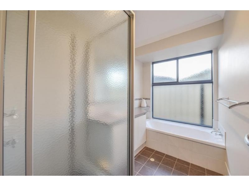 5 Brittain Rd, Wattle Grove WA 6107