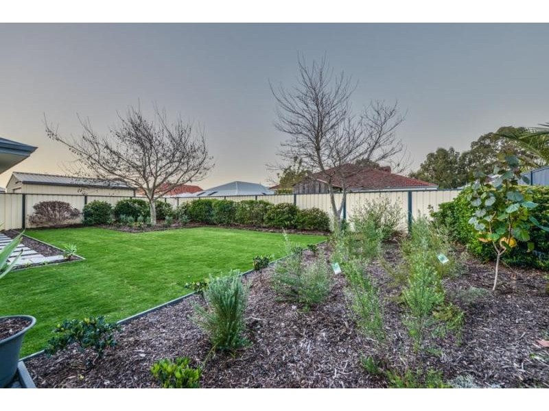 5 Brittain Rd, Wattle Grove WA 6107