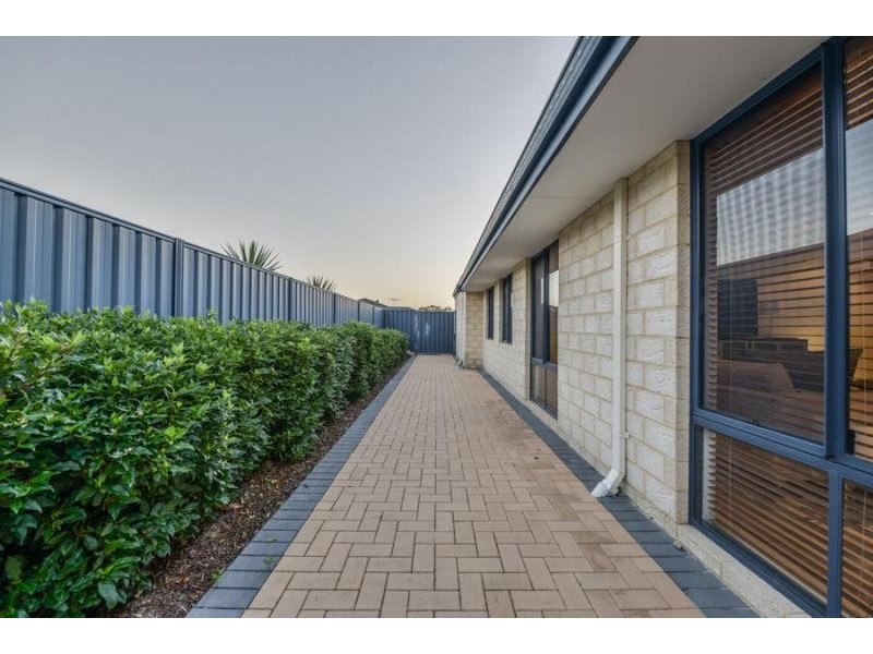 5 Brittain Rd, Wattle Grove WA 6107