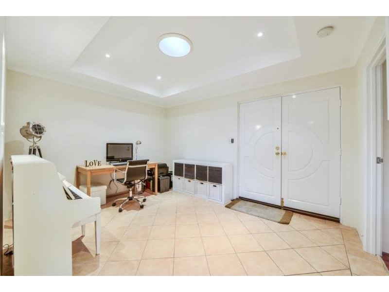 18 Mary Mackillop Glen, Queens Park WA 6107