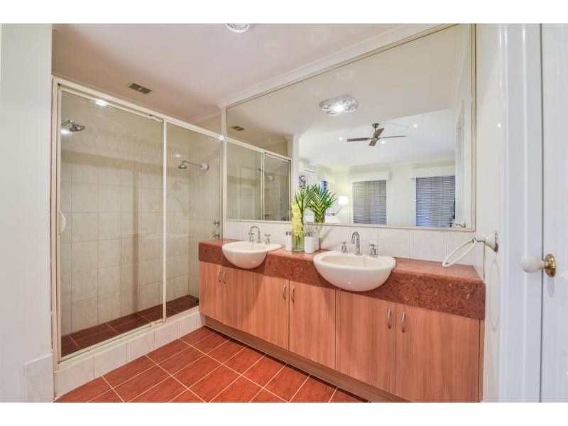 18 Mary Mackillop Glen, Queens Park WA 6107