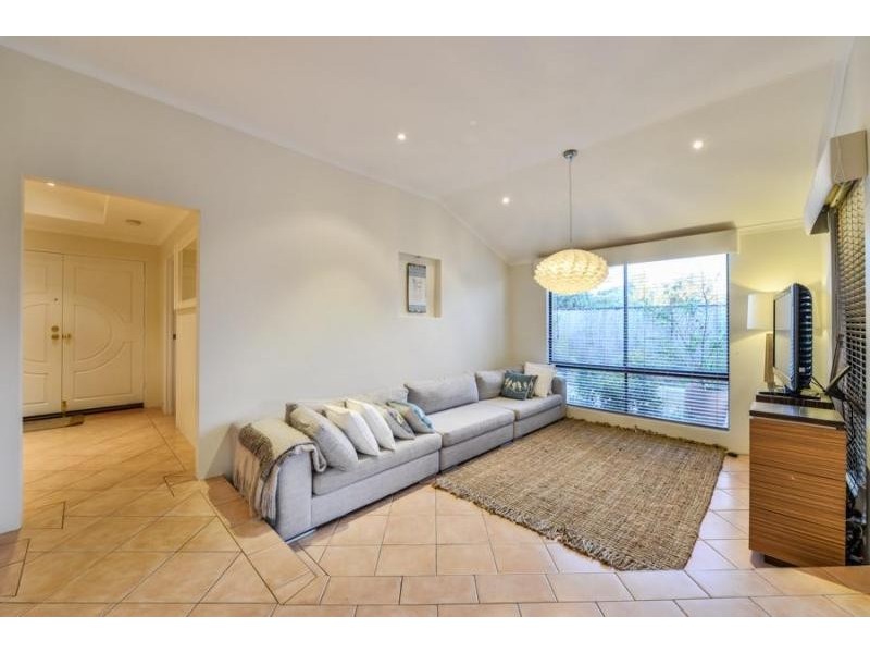 18 Mary Mackillop Glen, Queens Park WA 6107