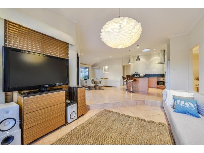 18 Mary Mackillop Glen, Queens Park WA 6107