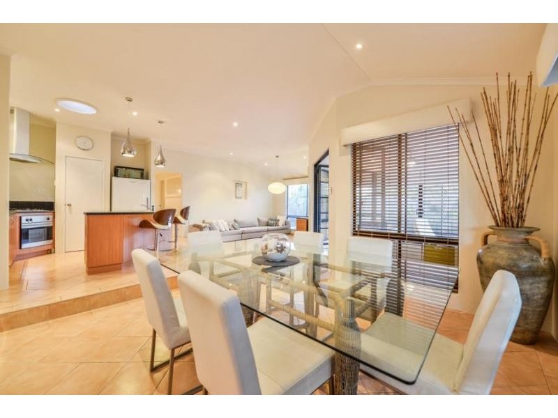 18 Mary Mackillop Glen, Queens Park WA 6107