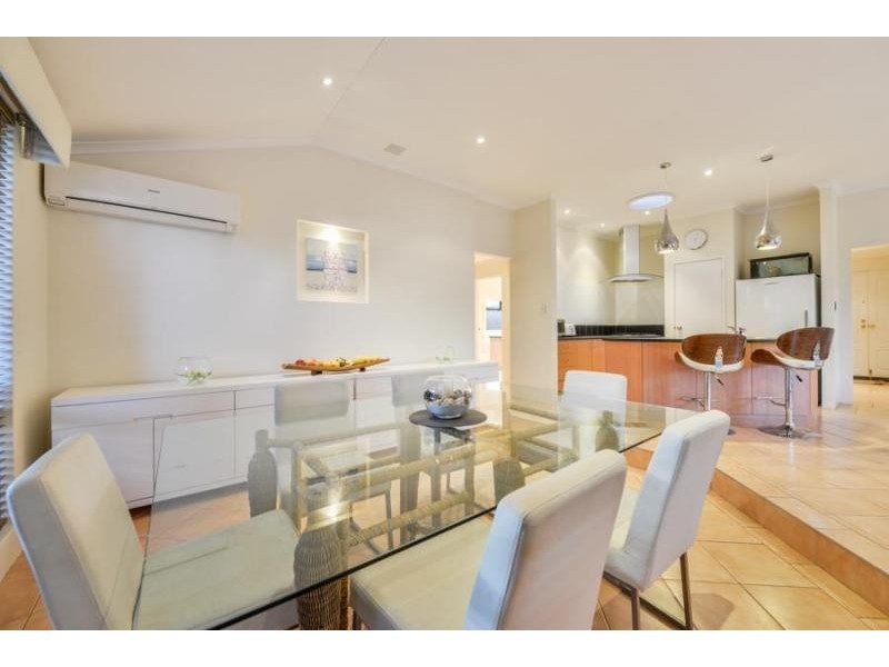 18 Mary Mackillop Glen, Queens Park WA 6107