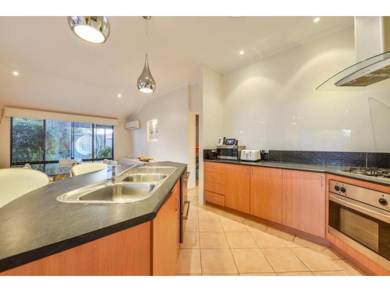 18 Mary Mackillop Glen, Queens Park WA 6107