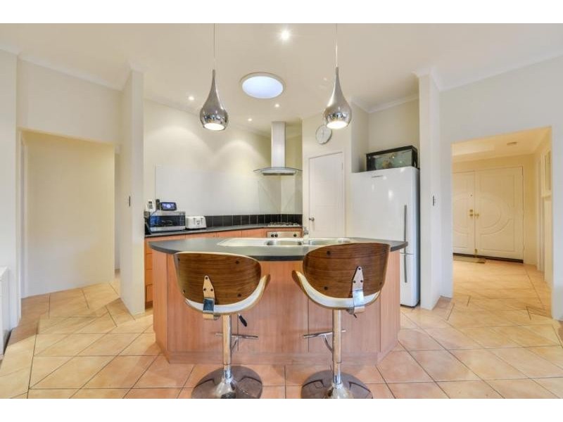 18 Mary Mackillop Glen, Queens Park WA 6107