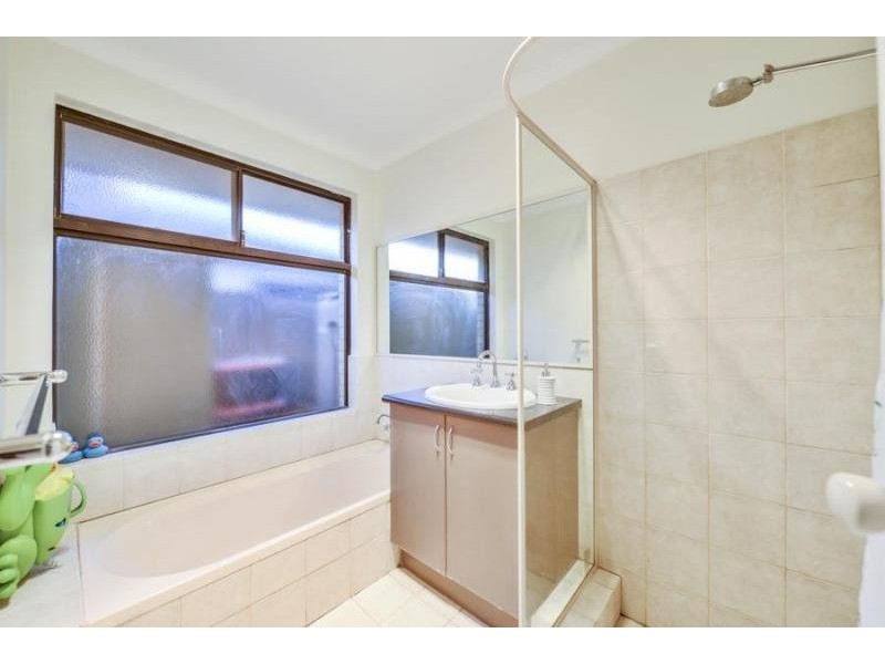 18 Mary Mackillop Glen, Queens Park WA 6107