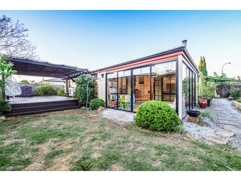 18 Mary Mackillop Glen, Queens Park WA 6107