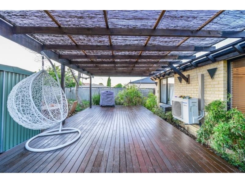 18 Mary Mackillop Glen, Queens Park WA 6107