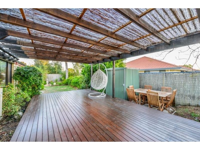 18 Mary Mackillop Glen, Queens Park WA 6107