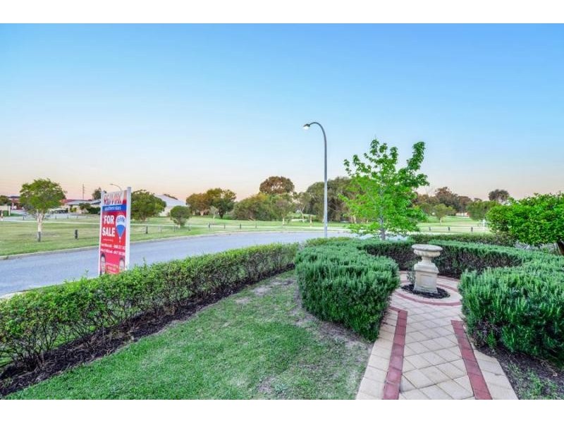 18 Mary Mackillop Glen, Queens Park WA 6107