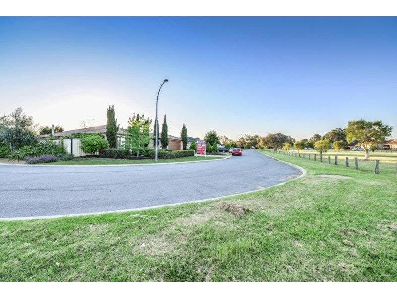 18 Mary Mackillop Glen, Queens Park WA 6107