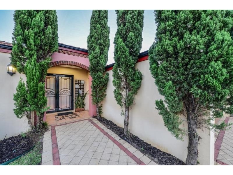 18 Mary Mackillop Glen, Queens Park WA 6107