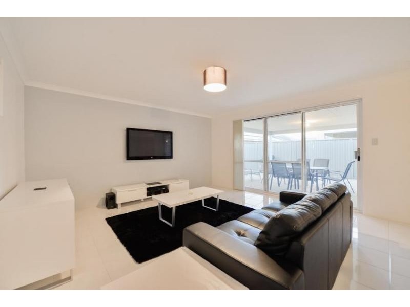 2 Serisier Parkway, Queens Park WA 6107