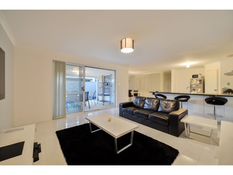 2 Serisier Parkway, Queens Park WA 6107