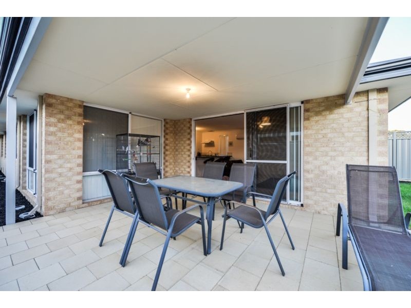 2 Serisier Parkway, Queens Park WA 6107