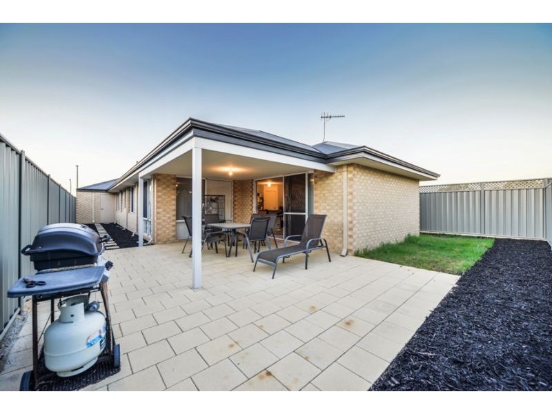 2 Serisier Parkway, Queens Park WA 6107