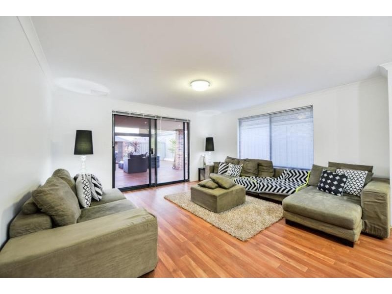 31 Serisier Parkway, Queens Park WA 6107