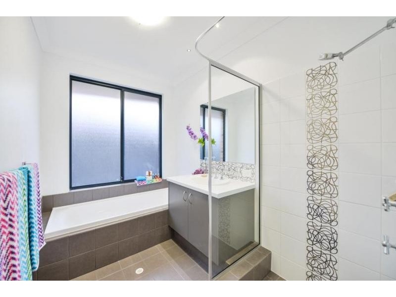 31 Serisier Parkway, Queens Park WA 6107