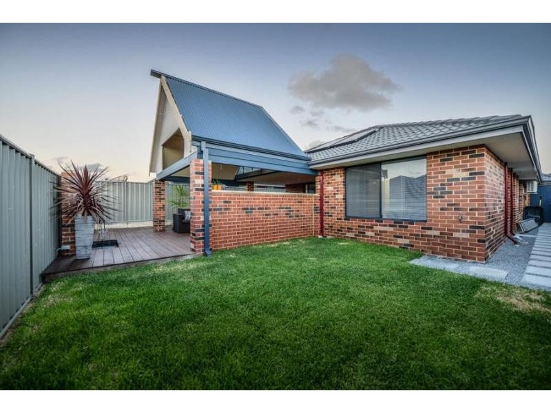 31 Serisier Parkway, Queens Park WA 6107