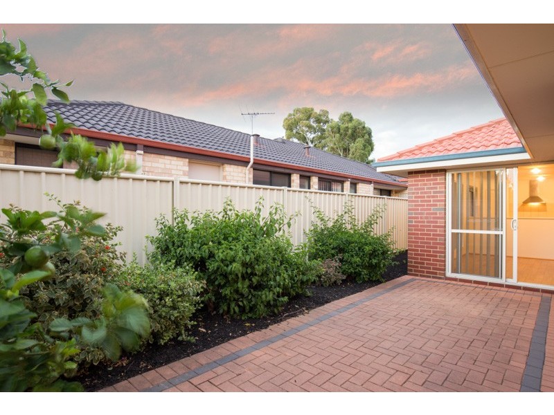 5 Darter Place, Queens Park WA 6107