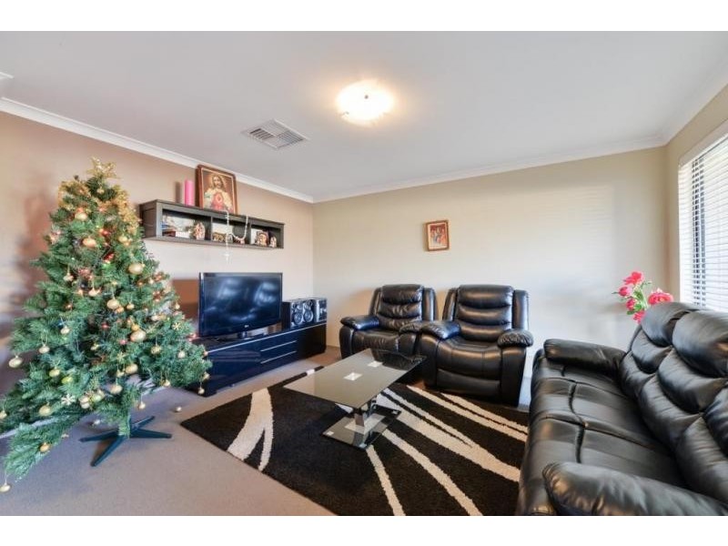 101 Sheffield Rd, Wattle Grove WA 6107