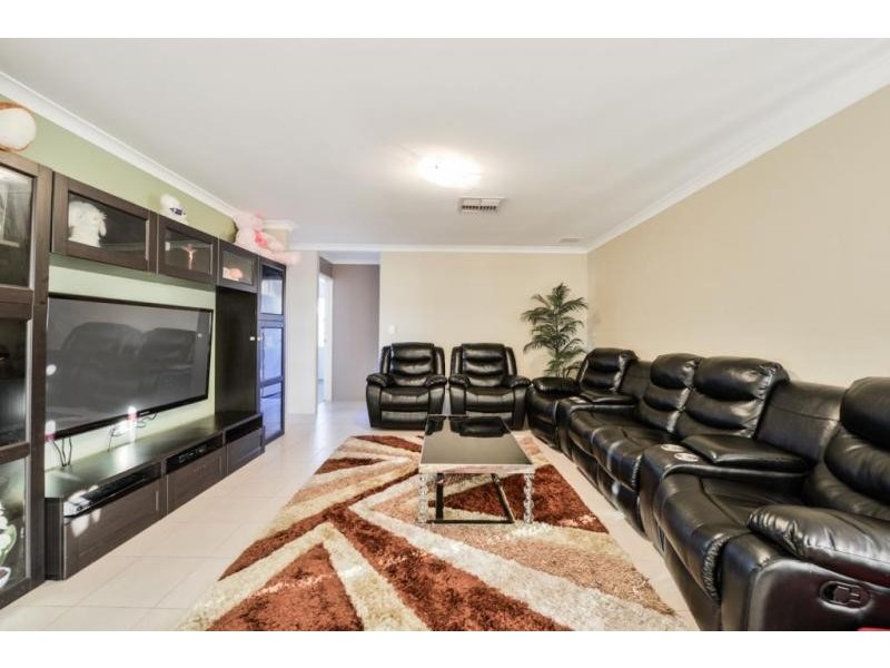 101 Sheffield Rd, Wattle Grove WA 6107