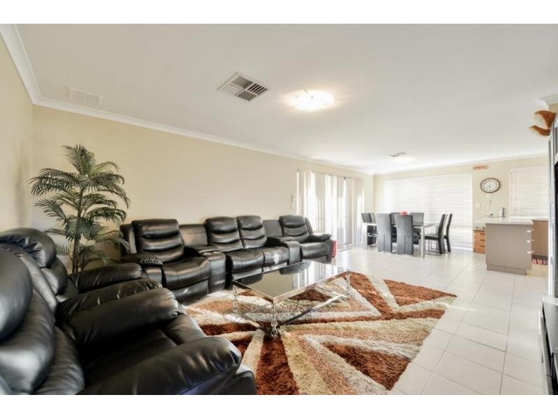 101 Sheffield Rd, Wattle Grove WA 6107