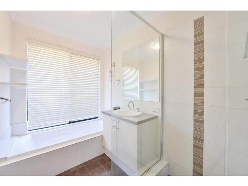 101 Sheffield Rd, Wattle Grove WA 6107