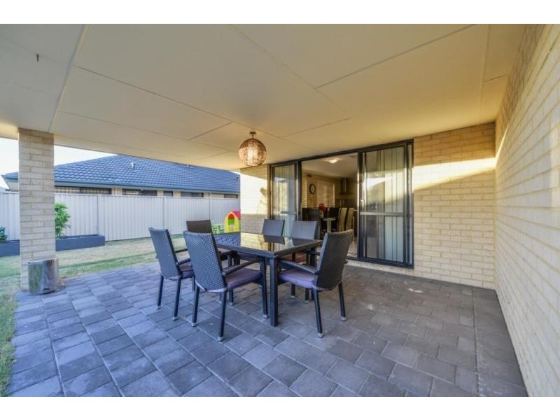 101 Sheffield Rd, Wattle Grove WA 6107