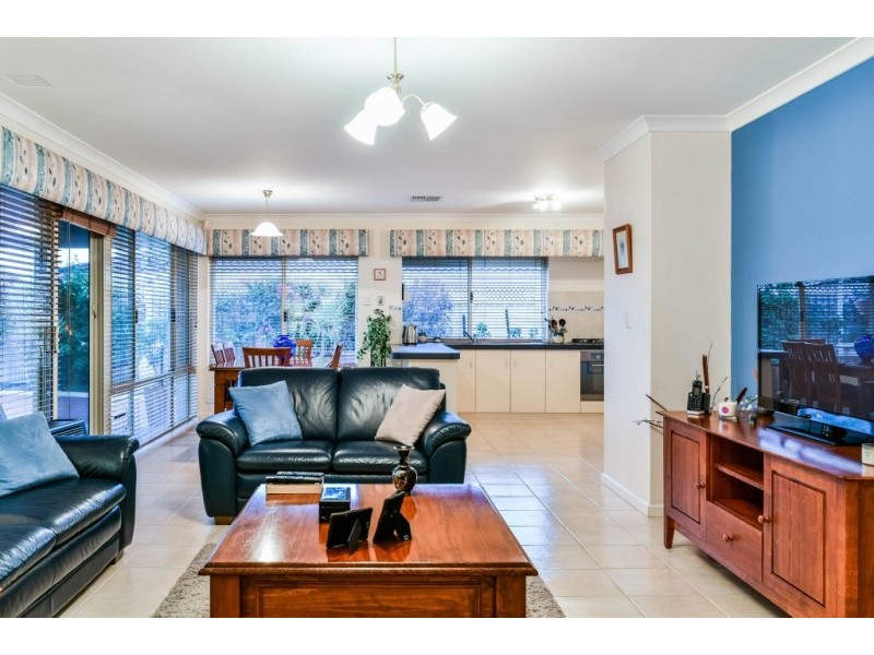 60 Salesian Court, Queens Park WA 6107