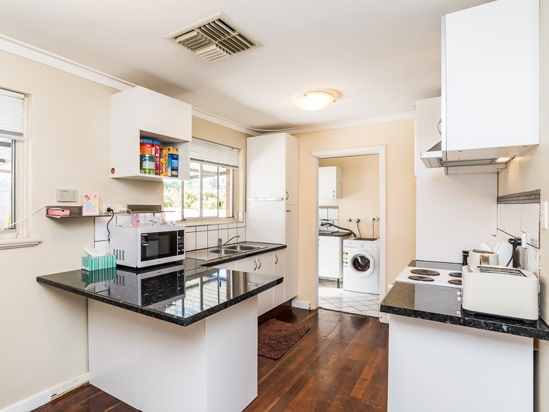 16b Romney St, Beckenham WA 6107