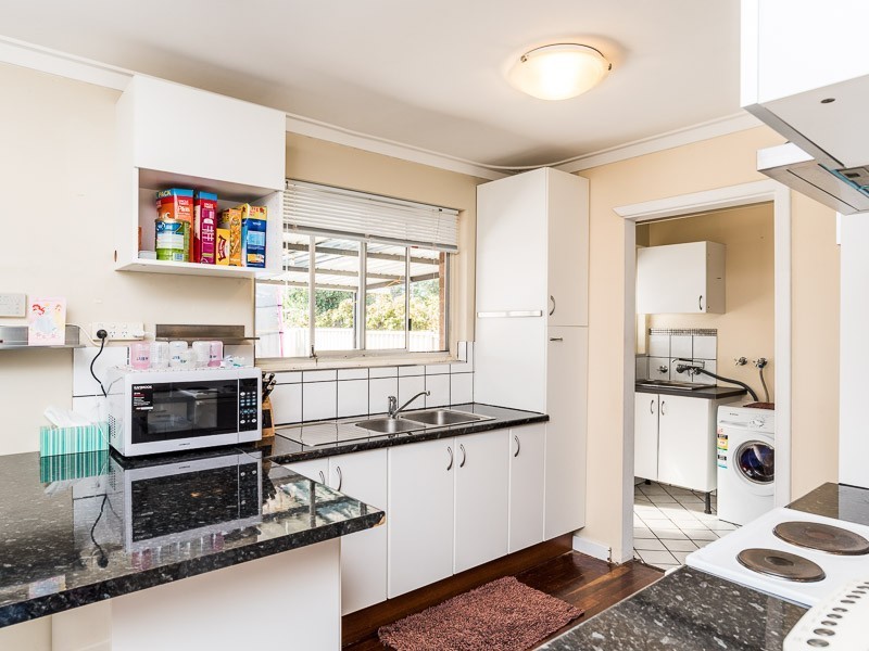 16b Romney St, Beckenham WA 6107