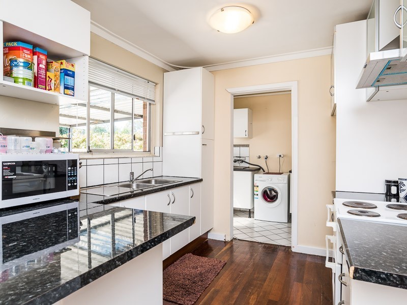 16b Romney St, Beckenham WA 6107
