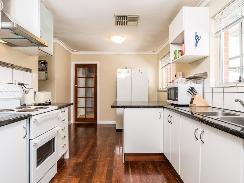 16b Romney St, Beckenham WA 6107