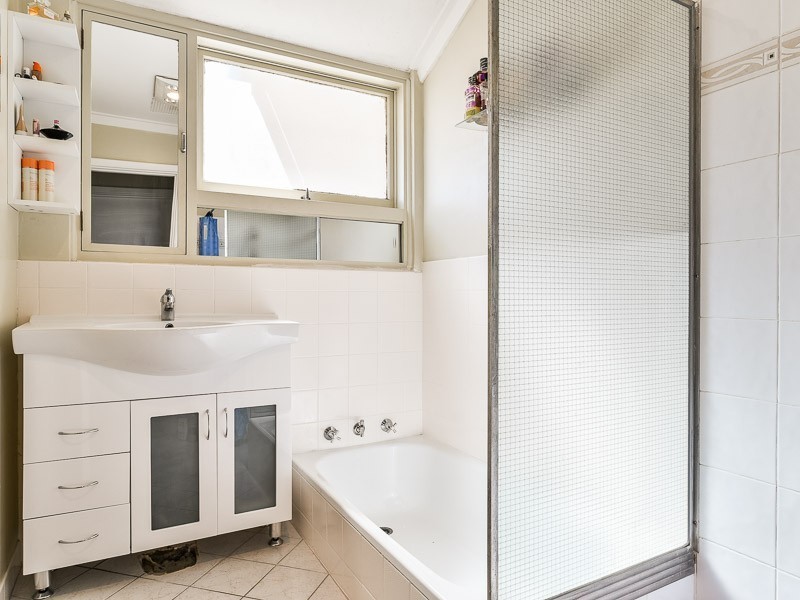 16b Romney St, Beckenham WA 6107