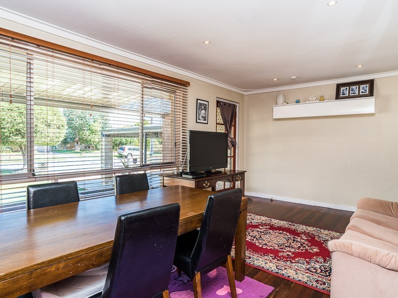 16b Romney St, Beckenham WA 6107
