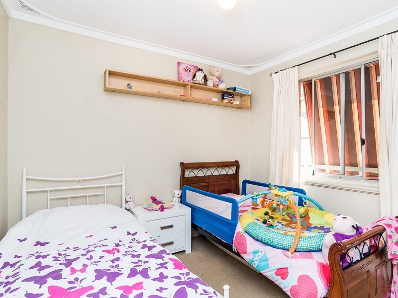 16b Romney St, Beckenham WA 6107