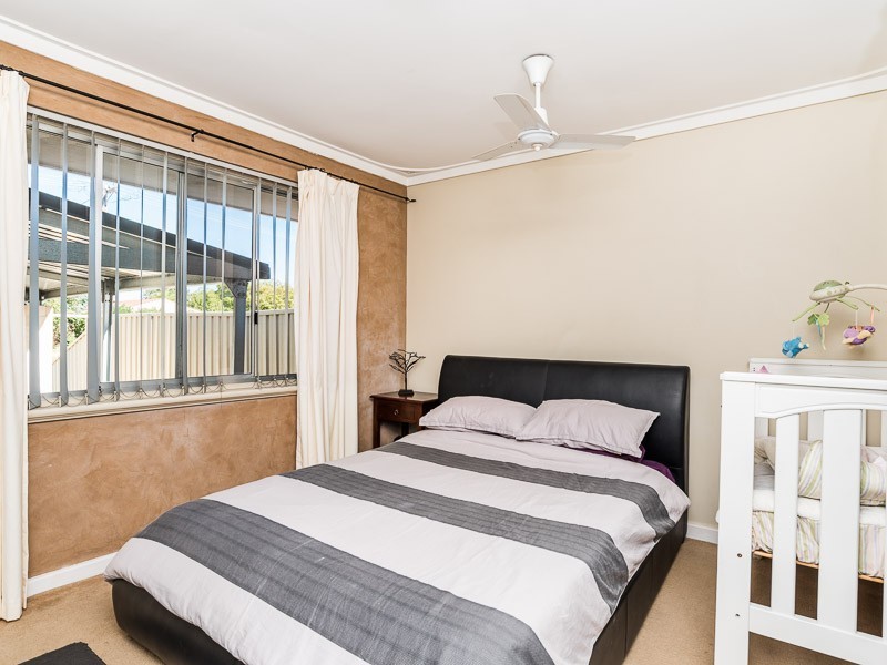 16b Romney St, Beckenham WA 6107