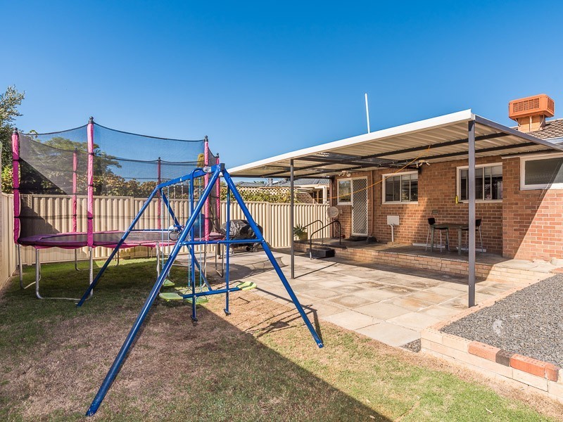16b Romney St, Beckenham WA 6107