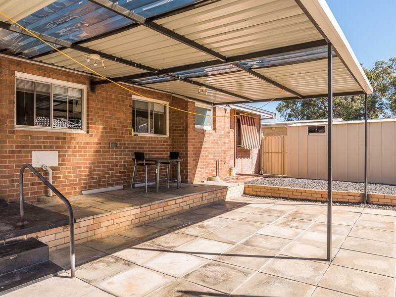 16b Romney St, Beckenham WA 6107